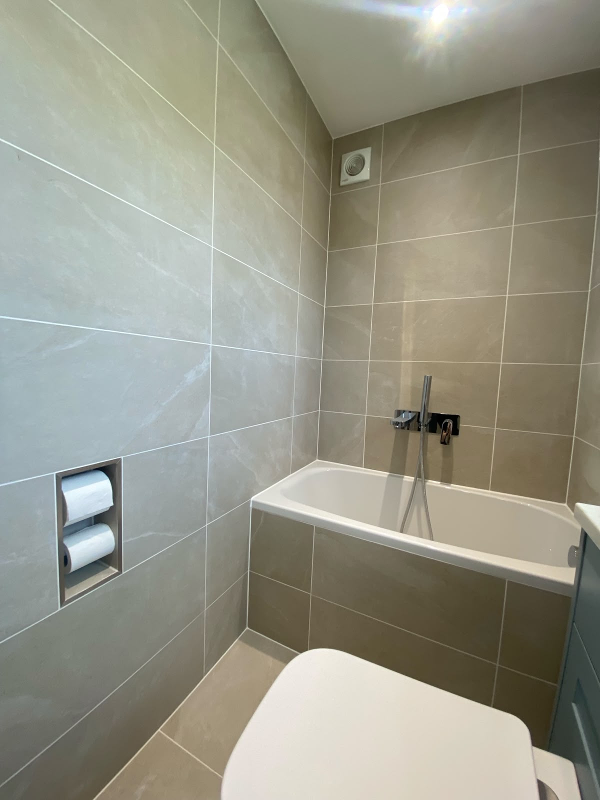 Small Tub and Toilet Roll Holder